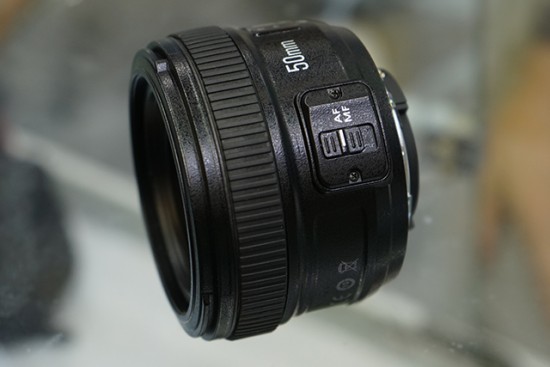 Yongnuo-AF-S-50mm-f1.8-lens-for-Nikon-F-mount-2-550x367