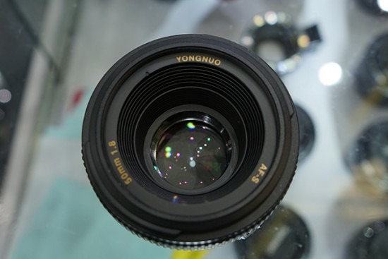 Yongnuo-AF-S-50mm-f1.8-lens-for-Nikon-F-mount-3-550x367