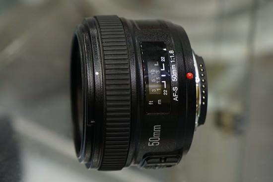 Yongnuo-AF-S-50mm-f1.8-lens-for-Nikon-F-mount-4-550x367