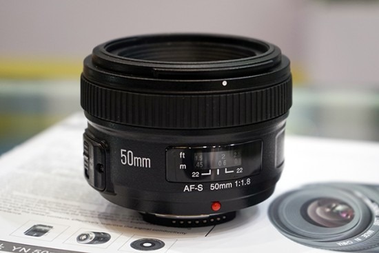 Yongnuo-AF-S-50mm-f1.8-lens-for-Nikon-F-mount-7-550x367